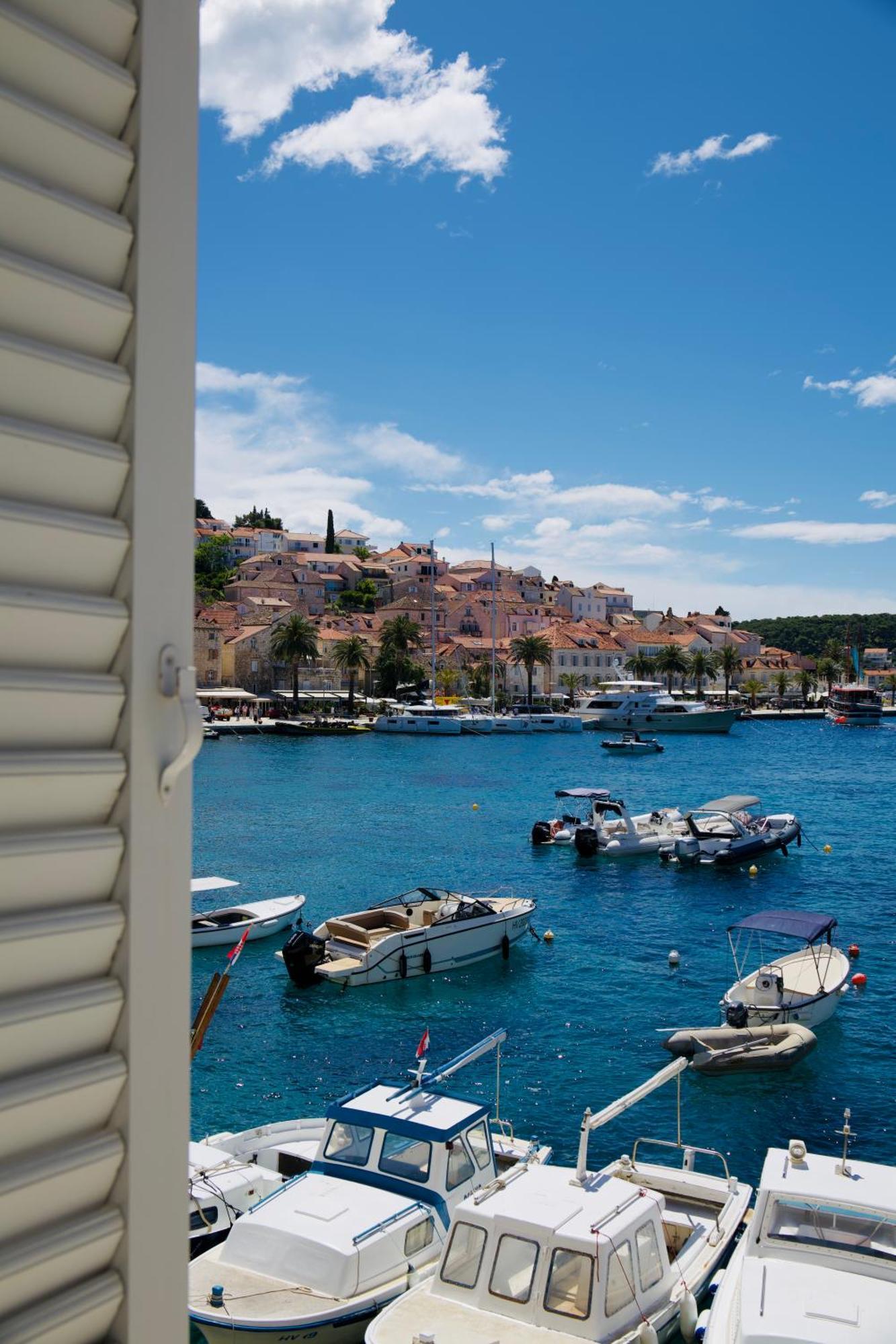 Hvar Riva Rooms ฮวาร์ ภายนอก รูปภาพ